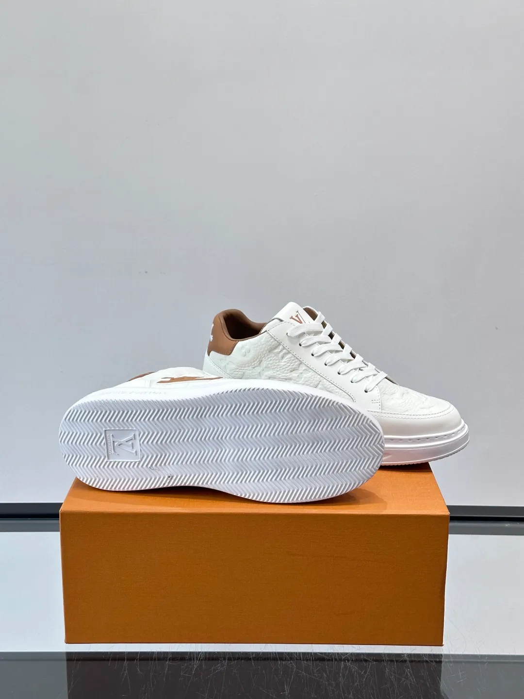 Men's shoes 💰p400 "＊OUIS ＊UITTO＊" Men's sports shoes, grained cow leather are low-key and recognizable. The rubber sole is thick and lightweight, the padded insole + technical lining make it super comfortable to wear! The main color with brown details is versatile and fashionable, and can be worn for daily leisure or business ~ LV embossing on the side of the shoe + brand logo on the sole, perfect details! size: 38-44 (45 customized)
